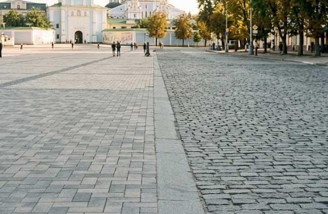 Бруківка чи тротуарна плитка: що краще обрати для ділянки