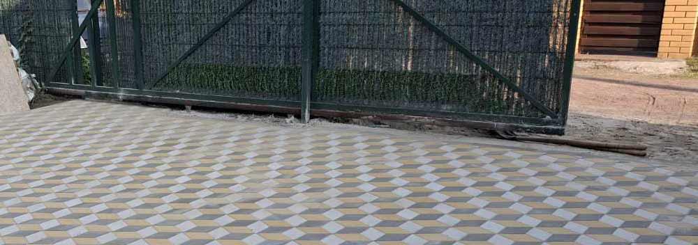 Двір з плитки