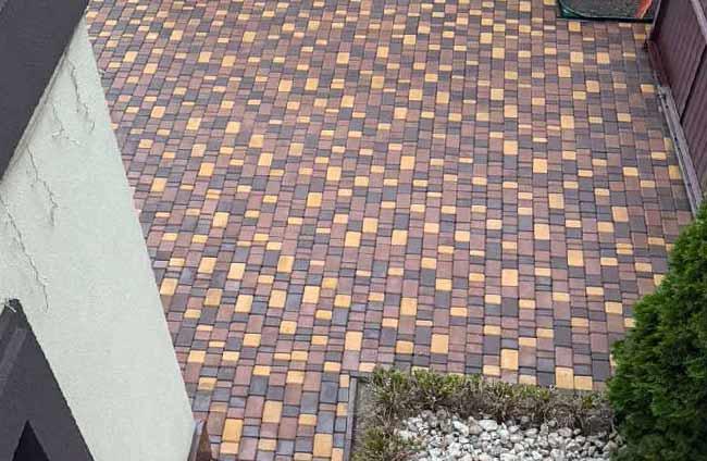 Двір з плитки