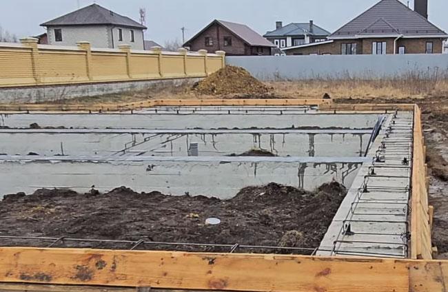 Стрічковий фундамент для будинку з газобетону