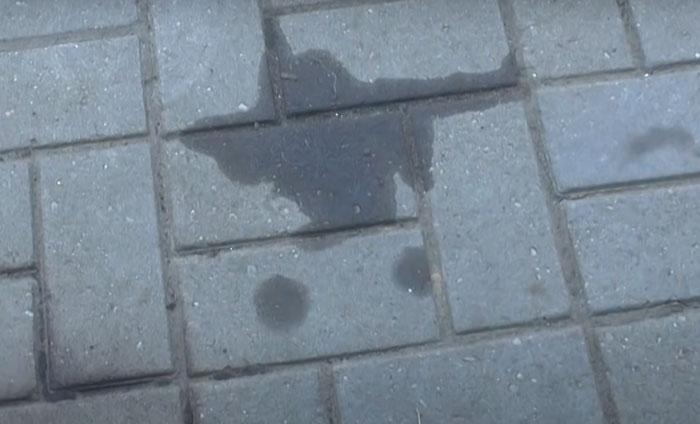 Масляні плями на тротуарній плитці