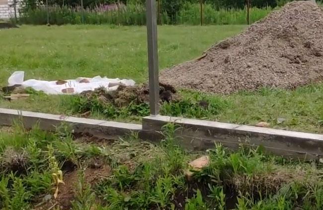 Чи потрібен фундамент під паркан