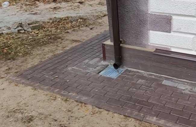 Відмостка з тротуарної плитки плюси та мінуси