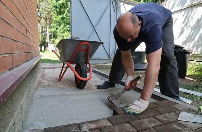 Тротуарна плитка на бетонну відмостку